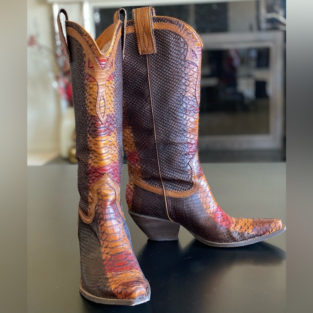 BCBGirls detailed leather Western Boot. Sz 8.5 M.